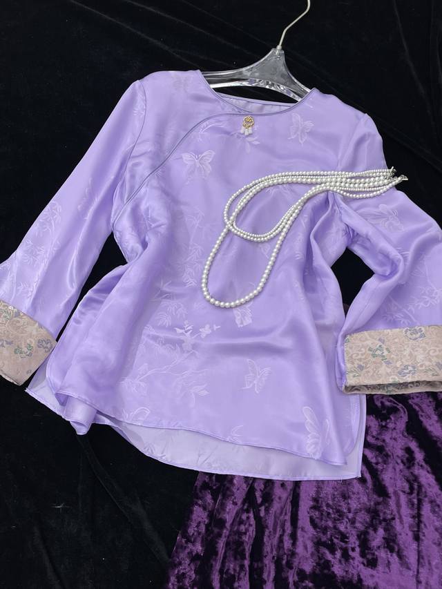 上衣 新中式国风真丝纸片感提花衬衫 呈现出一种大家闺秀的气质 充满了古典片唯美的感 满满的新中式元素 宽松的廓形有着极高包容度 柔美的贵气紫谁穿都好看 Smlx